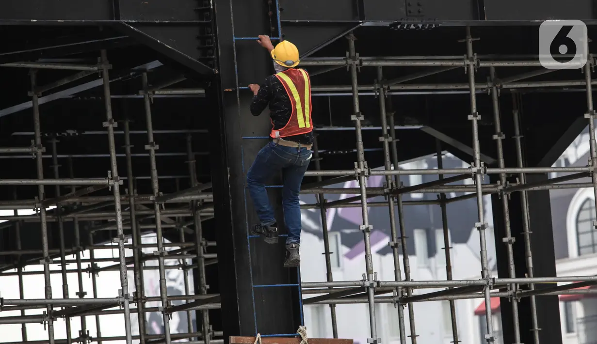 Pekerja konstruksi beraktivitas di proyek pembangunan gedung di Jakarta, Selasa (16/3/2021). BPJS Ketenagakerjaan mengungkapkan kasus kecelakaan kerja mencapai 153.044 sepanjang 2020 lalu. (merdeka.com/Imam Buhori)