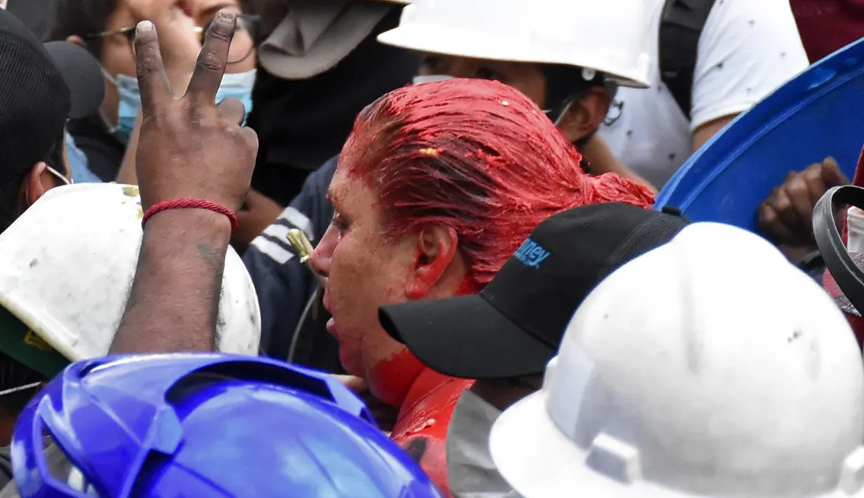 Wali Kota Vinto, Patricia Arce diserang dan dipermalukan oleh demonstran oposisi  Bolovia di dekat Provinsi Cochabamba, 6 November 2019. Arce dituduh mengerahkan massa pendukung presiden untuk membubarkan aksi demonstrasi yang memblokade jembatan Vinto, Provinsi Cochabamba. (STR / AFP)