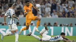 Cody Gakpo menjadi salah satu pemain muda yang tampil memukau bersama Timnas Belanda. Ia tercatat mampu mencetak 3 gol dalam 5 penampilannya bersama Skuad De Oranje. Sayangnya, skuad asuhan Louis van Gaal harus terhenti di babak perempat final setelah kalah adu penalti dengan Argentina. Berkat penampilan gemilangnya, Gakpo mengalami kenaikan nilai pasar dari 47,8 juta dolar menjadi 63,8 juta dolar. Namun, pemain 23 tahun itu baru-baru ini dikabarkan telah menjalin kesepakatan dengan Liverpool dari PSV Eindhoven dengan harga 44,6 juta dolar. (AFP/Juan Mabromata)