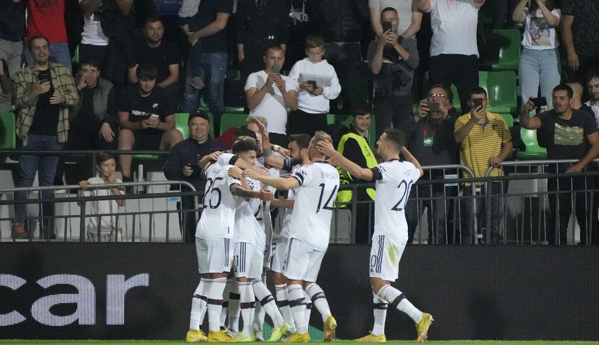 MU langsung tampil agresif sejak menit pertama. Tim asuhan Erik ten Hag membuka keunggulan lewat gol Sancho meneruskan assist Christian Eriksen pada menit ke-17. (AP/Sergei Grits)