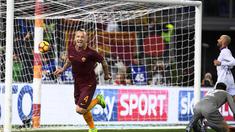 Selebrasi pemain AS Roma, Radja Nainggolan (kiri) usai menjebol gawang Fiorentina pada lanjutan Serie A Italia di  Olimpico stadium, Roma, (7/2/2017). AS Roma menang 4-0. (EPA/Maurizio Brambatti)