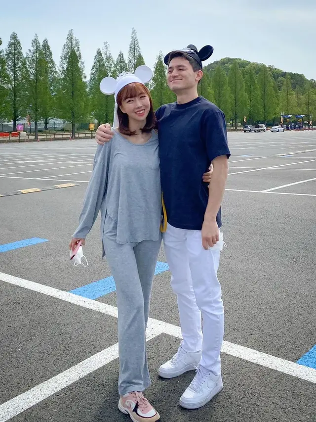 Umumkan Pernikahan, Ini 8 Potret Mesra Sunny Dahye dan Chris Okano