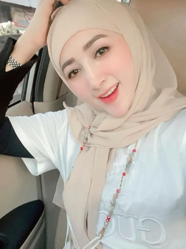 7 Potret Terbaru Angel Emitasari Pedangdut yang Jadi Kades di Lamongan, Tampil Berhijab