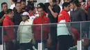 Presiden Joko Widodo (kedua kanan) kenakan jaket jersey Timnas RI menonton langsung final Piala Presiden 2018 antara Persija vs Bali United di Stadion Utama Gelora Bung Karno, Senayan, Jakarta, Sabtu (17/2) (Liputan6.com/Arya Manggala)