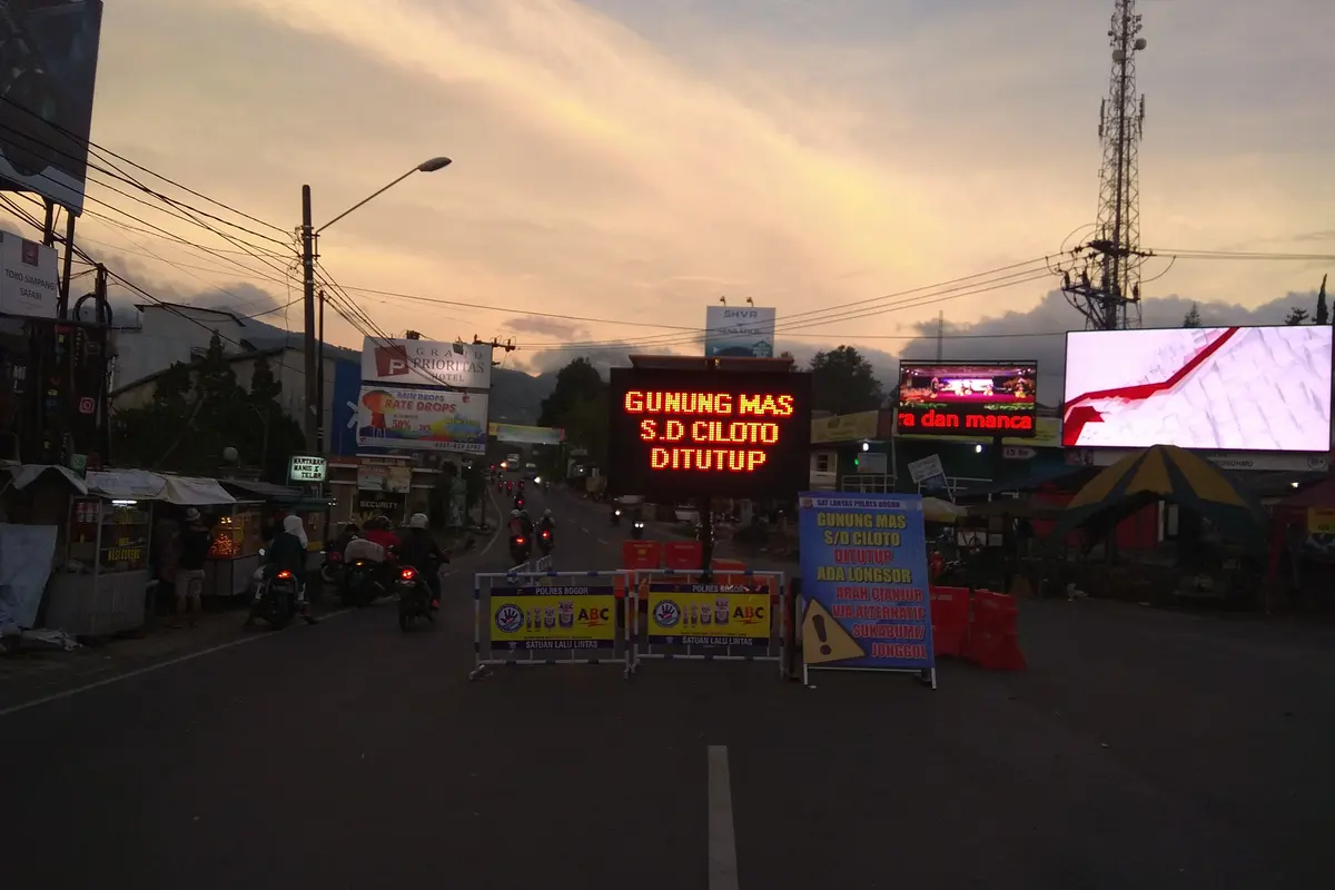 Pemberitahuan penutupan jalur Puncak, bogor, akibat longsor. (Liputan6.com/Achmad Sudarno)