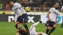 Federico Ceccherini saat bertanding pada lanjutan Liga Serie A Italia di San Siro, Milan (6/1). Milan menang tipis 1-0 atas Crotone. (AP Photo/Luca Bruno) Gelandang AC Milan, Hakan Calhanoglu berusaha menghalau bola yang dibawa pemain Crotone