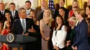 Presiden AS Barack Obama berbincang dengan pelatih tim USA Jill Ellis saat merayakan kemenangan tim sepakbola putri Amerika pada turnamen Piala Dunia Sepakbola Putri 2015 di Gedung Putih, Washington, Selasa (27/10). (Geoff Burke-USA TODAY Sports)