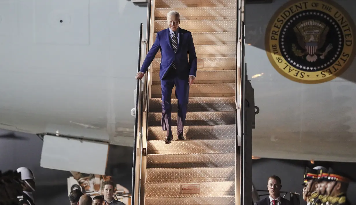 Presiden Amerika Serikat (AS) Joe Biden tiba di terminal VVIP I Bandara I Gusti Ngurah Rai Bali, Minggu (13/11/2022). Kedatangan Presiden AS Joe Biden disambut Menteri Pariwisata dan Ekonomi Kreatif (Menparekraf) Sandiaga Salahuddin Uno. (Made Nagi/Pool Photo via AP)