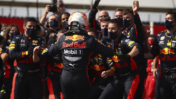 Pembalap Red Bull Max Verstappen merayakan kemenangan pada 70th Anniversary Formula 1 Grand Prix di Sirkuit Silverstone, Silverstone, Inggris, Minggu (9/8/2020). Max Verstappen sukses menjadi yang tercepat dalam F1 GP Silverstone 2020. (Bryn Lennon, Pool via AP)