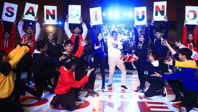 Sandiaga Uno menari bersama para penari saat menghadiri Makassar Young Entreprenuer Summit (YESS) 2019 di Makassar, Senin (1/4/2019). Pebisnis sekaligus calon wakil presiden nomor urut 02 Sandiaga Uno memberikan motivasi sekaligus inspirasi bisnis kepada para milenial. (Liputan6.com/HO/Astro)