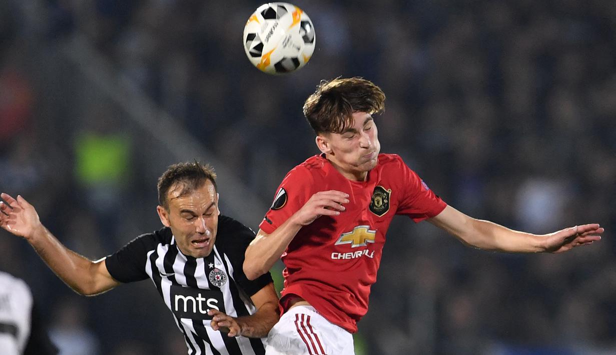 James Garner. Gelandang bertahan Inggris yang dipromosikan Manchester United dari tim akademi sejak awal musim 2020/2021 ini nyatanya kesulitan bersaing untuk merebut posisi utama dan akhirnya justru dipinjamkan MU ke Watford dan Nottingham Forest. Usai mampu membawa Nottingham Forest promosi ke Premier League, MU pun menariknya pulang di awal musim ini. Namun peluangnya kembali tertutup untuk menjadi pilihan utama usai kedatangan Casemiro dari Real Madrid. Everton dikabarkan tertarik mendatangkannya menjelang ditutupnya bursa transfer musim panas ini. (AFP/Andrej Isakovic)