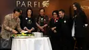 Ketua Badan Ekonomi Kreatif, Triawan Munaf memotong tumpeng bersama pengurus besar PARFI 56 Jakarta, Senin (24/10). Kepengurusan periode 2016- 2021 terdiri dari 30 anggota baru. (Liputan6.com/Herman Zakharia)