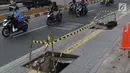 Pengendara melintas di dekat penutup trotoar yang rusak di kawasan Jalan RS Fatmawati, Jakarta, Selasa (14/7/2019). Dua buah penutup trotoar di Jalan RS Fatmawati rusak parah, kondisi ini mengganggu kenyamanan dan membahayakan pejalan kaki, terutama pada malam hari. (Liputan6.com/Helmi Fithriansyah)