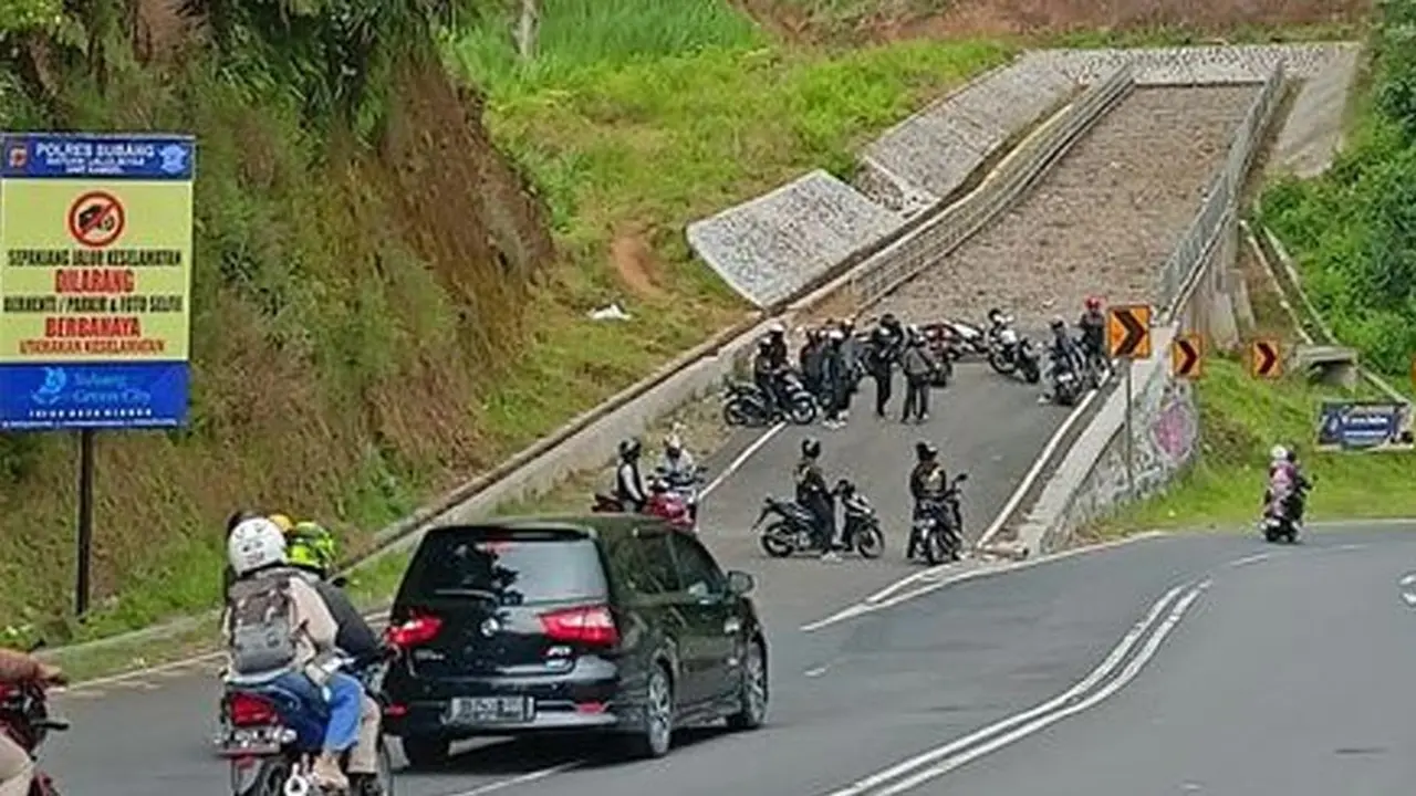 Pemotor malah menjadikan area rem darurat untuk berkumpul (ist)