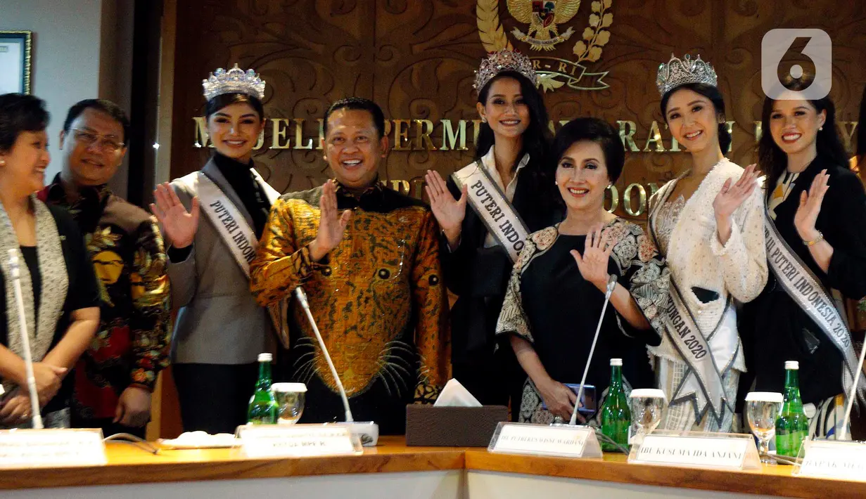 Ketua MPR Bambang Soesatyo (keempat kiri) foto bersama Puteri Indonesia 2020 Ayu Maulida (keempat kanan) dan sejumlah runner up di Kompleks Parlemen, Senayan, Jakarta, Kamis (12/3/2020). Puteri Indonesia 2020 Ayu Maulida dan sejumlah runner up didaulat menjadi Duta MPR RI. (Liputan6.com/Johan Tallo)