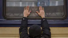 Aleksander (41) menempelkan tangan ke jendela saat mengucapkan selamat tinggal kepada putrinya Anna (5) di kereta api ke Lviv di Stasiun Kiev, Ukraina, 4 Maret 2022. Aleksander tinggal untuk berperang, sementara keluarganya meninggalkan Ukraina untuk mencari perlindungan. (AP Photo/Emilio Morenatti)