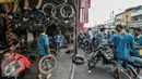 Suasana bengkel motor di kawasan Pasar Minggu, Jakarta, Kamis (30/6). Jelang mudik Lebaran pekerja jasa servis motor menerima orderan dua kali lipat dari hari biasa. (Liputan6.com/Yoppy Renato)