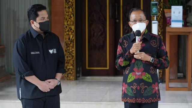 Menteri BUMN Erick Thohir saat mengunjungi Gubernur Bali, Wayan Koster di Gedung Jayasabha, rumah dinas Gubernur Bali, di Denpasar, Selasa (5/10/2021).