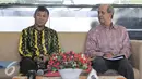 Ketua PPATK M Yusuf (kiri) menyimak pertanyaan terkait penghapusan Indonesia dari status Grey Area di Jakarta, (26/6/2015). Penghapusan ini merupakan komitmen pencegahan dan pemberantasan tindak pidana pendanaan terorisme. (Liputan6.com/Herman Zakharia)