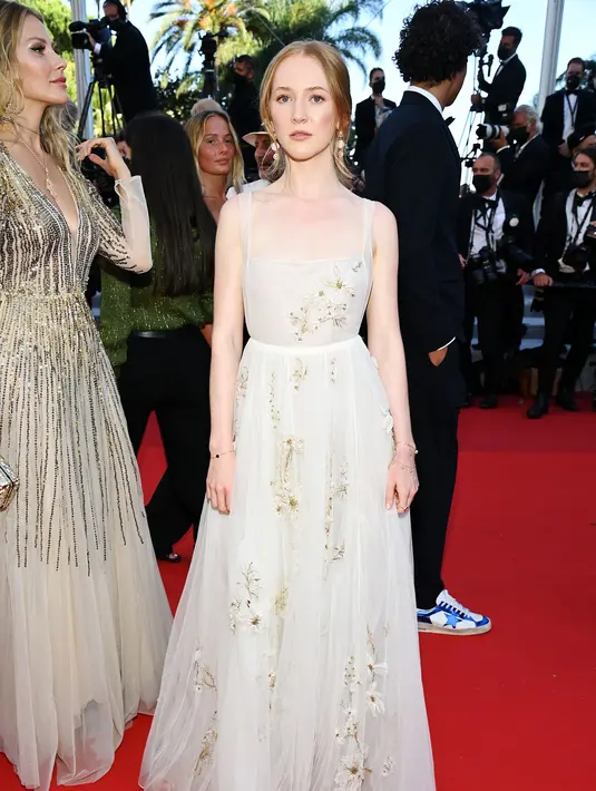Gina Stiebitz tampil di red carpet Cannes Film Festival 2021 mengenakan gaun bordir muslin putih dari Dior. Foto: Document/Dior.