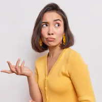 ilustrasi peremuan baju kuning/wayhome studio/freepik.com