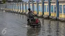 Pemprov DKI Jakarta berencana akan membuat tanggul penahan air rob di kawasan Kampung Baru yang berdampak pada pembongkaran permukiman di kawasan tersebut, Jakarta, Senin (2/1). (Liputan6.com/Faizal Fanani)