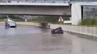 Pede Terobos Banjir, Sebuah Jip Pun Tenggelam