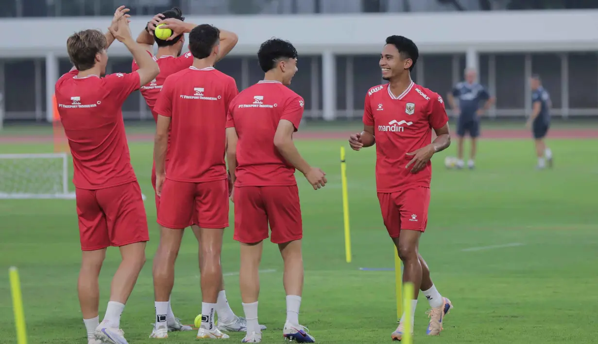 Pesepakbola yang tergabung Timnas Indonesia menjalani pemusatan latihan (Training Camp) di Stadion Madya, Kompleks Gelora Bung Karno, Senayan, Jakarta, Senin (1/6/2026). (Bola.com/M Iqbal Ichsan)