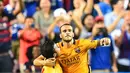 Sandro Ramirez melakukan selebrasi dengan Rafinha usai mencetak gol saat International Champions Cup 2015 di Landover, Maryland, Rabu (29/7/2015). Chelsea menang 4-2 lewat adu penalti, usai bermain imbang 2-2 waktu normal. (AFP/NICHOLAS KAMM)