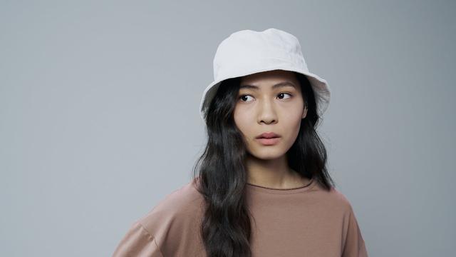 Ilustrasi memakai topi