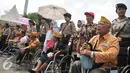 Sejumlah veteran dan purnawirawan yang tergabung dalam Forum Koordinasi Penghuni Perumahan Negara TNI dan Polri bersama dengan korban kebijakan penyelenggara negara berunjuk rasa di depan Istana Merdeka, Jakarta, Kamis (7/4). (Liputan6.com/Gempur M Surya)