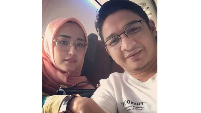 7 Potret Mesra Pasha 'Ungu' dan Istri, Kenang 9 Tahun Pernikahan