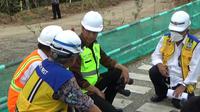 Presiden Jokowi saat meninjau lokasi pembangunan Jalan Tol Balikpapan-IKN Nusantara, pada Rabu (22/2/2023) sore.