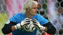 3. Satiago Canizares - Kiper asal Spanyol ini gagal tampil di Piala Dunia 2002 akibar cedera yang dialaminya. Canizares mengalami cedera pada otot tendon di jari kakinya akibat menginjak pecahan kaca yang tidak sengaja dipecahkannya. (AFP/Valery Hache)