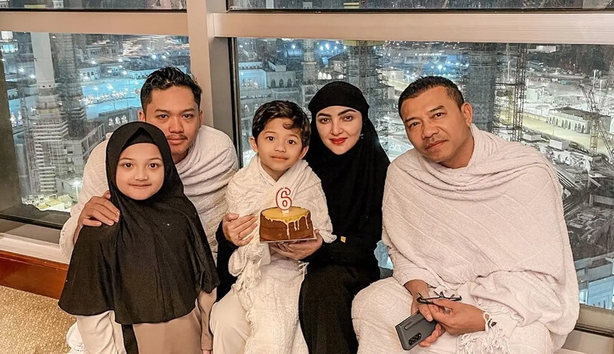 Pastinya sebagai orangtua, Ashanty dan Anang ingin memberikan yang terbaik pada hari spesial putra mereka itu. Sebelumnya Ashanty memang berencana merayakan ulang tahun Arsya Hermansyah di Tanah Suci. Keinginannya terwujud, mereka pun merayakan ulang tahun Arsya bersama di Mekah. (Liputan6.com/IG/@ashanty_ash)
