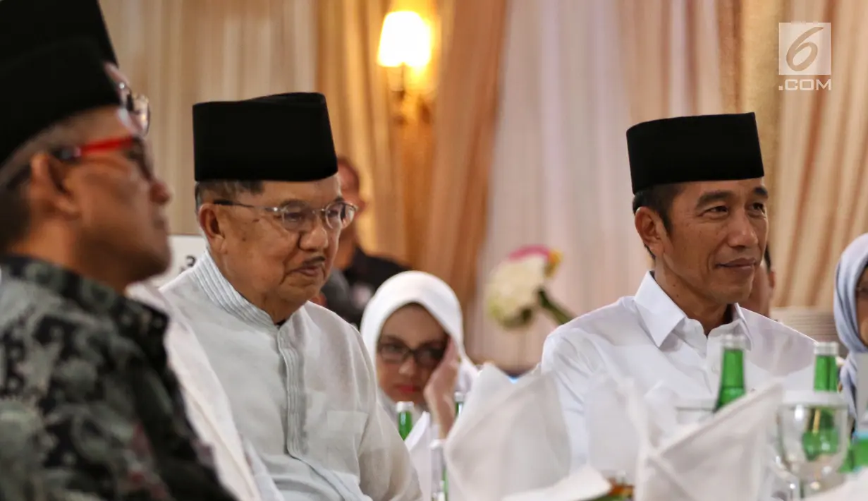 Presiden Joko Widodo bersama Wapres Jusuf Kalla saat menghadiri buka puasa bersama di Rumah Dinas Ketua DPR Bambang Soesatyo di Kawasan Widya Chandra Jakarta, Senin (13/5). Buka Puasa tersebut juga di Hadiri Tokoh Politik dan Petinggi Lembaga Negara. (Liputan6.com/Johan Tallo)