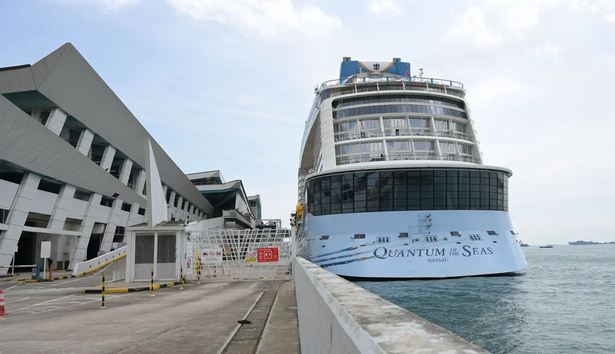 Kapal pesiar Royal Caribbean Quantum of the Seas berlabuh di Marina Bay Cruise Center, Singapura, 9 Desember 2020. Kapal pesiar Royal Caribbean tersebut kembali ke Singapura pada Rabu (9/12) pagi setelah seorang penumpang berusia 83 tahun positif terinfeksi COVID-19. (Xinhua/Then Chih Wey)