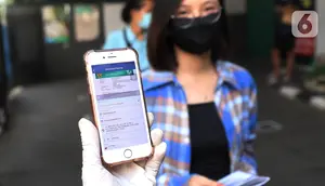 Warga menunjukkan Aplikasi Mobile Jaminan Kesehatan Nasional (JKN) BPJS Kesehatan di Kantor Cabang Kota Tangerang, Rabu (7/1/2020). Iuran BPJS Kesehatan resmi naik per hari ini untuk kelas I menjadi sebesar Rp150.000 dan Rp100.000 untuk kelas II. (Liputan6.com/Angga Yuniar)