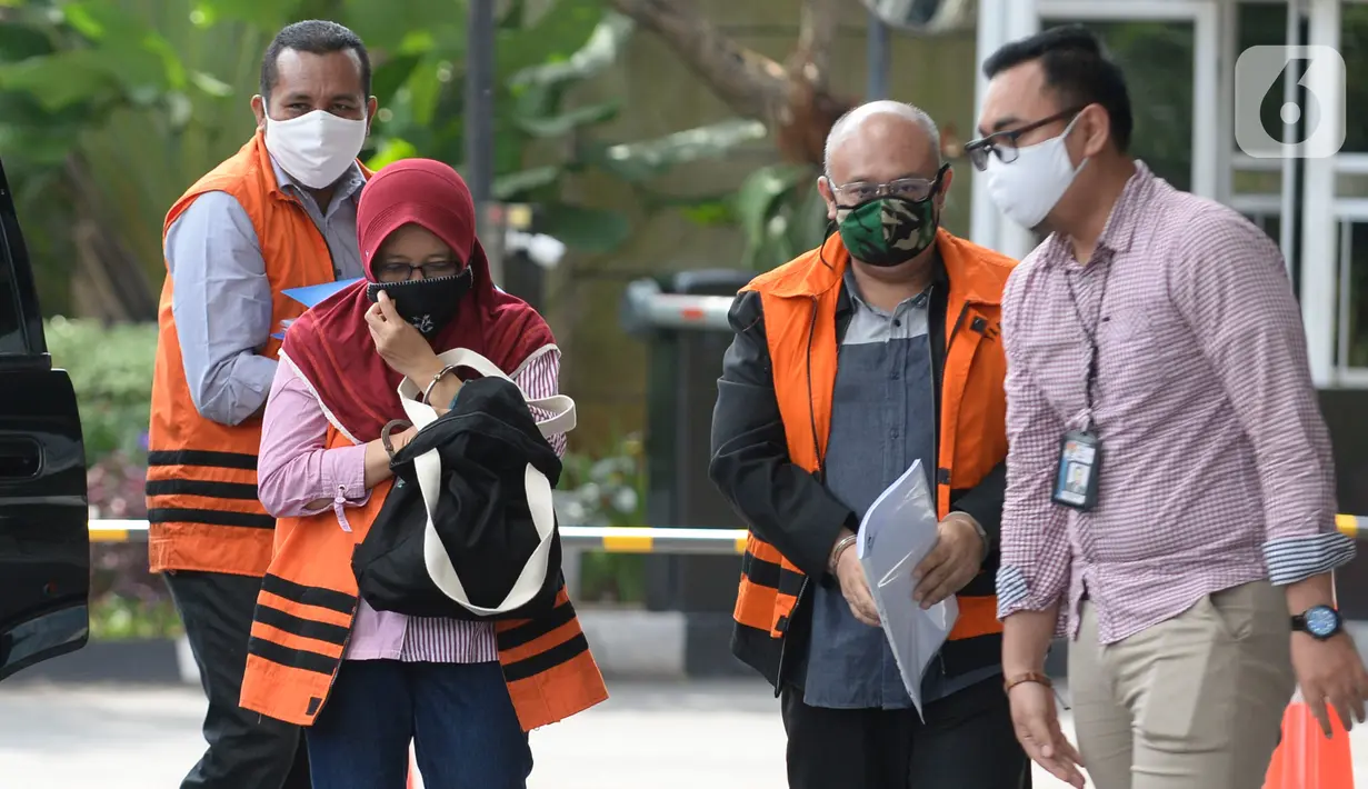 Tiga tersangka kasus suap pengadaaan proyek infrastruktur di Dinas PUPR Kabupaten Sidoarjo, Sanadjihitu Sangadji, Sunarti Setyaningsih dan Judi Tetrahastoto tiba di Gedung KPK, Jakarta, Rabu (6/5/2020). Ketiganya dalam waktu dekat akan menjalani sidang perdana. (merdeka.com/Dwi Narwoko)
