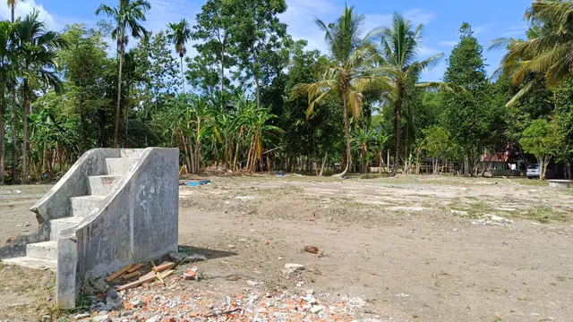 Sisa bangunan Rumoh Geudong yang diambil pada 26 Juli 2023, atau terhitung satu bulan pasca presiden Jokowi menggelar kick off menandai penyelesaian pelanggaran HAM berat melalui mekanisme nonyudisial diluncurkan di sana (Liputan6.com/Rino Abonita)