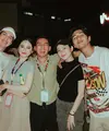 Couple baru yang tengah menarik perhatian, El Rumi dan Syifa Hadju yang hadir bergaya kasual kenakan celana warna khaki senada. [@elsyifa.fanspage_/@harrisvriza].