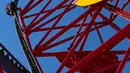 Pengunjung menikmati wahana roller coaster "Red Force" dalam acara peresmian Ferrari Land, di PortAventura resort, Barcelona, Spanyol, (6/4). Red Force memiliki kecepatan 176 Km/jam seperti layaknya Formula 1. (AFP Photo / Lluis Gene)