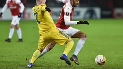 Aksi penyerang Arsenal, Pierre Emerick Aubameyang pada leg 1,32 besar Liga Europa yang berlangsung di stadion Borisov Arena, Borisov, Jumat (15/2). Arsenal tumbang 0-1 kontra Bate Borisov. (AFP/Sergei Gapon)