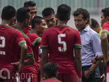 Laga melawan Myanmar merupakan debut dari pelatih Timnas Indonesia, Luis Milla bersama Skuat Merah Putih. Namun sayang laga perdana mantan pemain Barcelona dan Real Madrid tersebut berakhir dengan kekalahan. (Bola.com/Vitalis Yogi Trisna)