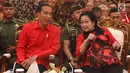 Presiden Jokowi berbincang dengan Ketum PDIP Megawati Soekarnoputri saat menghadiri Rakornas Tiga Pilar PDI Perjuangan di ICE BSD, Tangerang Selatan, Sabtu (16/12). (Liputan6.com/Angga Yuniar)