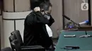 Jaksa mengenakan masker sebelum mengikuti persidangan di Pengadilan Negeri Jakarta Utara, Kamis (19/3/2020). Pihak PN Jakarta Utara menerapkan social distancing bagi tamu persidangan mengikuti kebijakan Pemprov DKI guna mencegah penyebaran virus Conora Covid-19. (merdeka.com/Iqbal Nugroho)