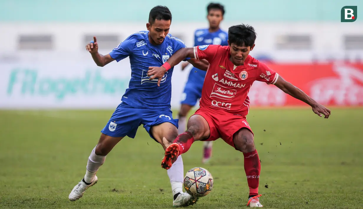 <p>Pemain Persija Jakarta, Firza Andika (kanan) berebut bola dengan pemain PSIS Semarang, Taufik Hidayat pada laga lanjutan BRI Liga 1 2022/2023 di Stadion Wibawa Mukti, Cikarang, Kamis (16/03/2023). (Bola.com/Bagaskara Lazuardi)</p>