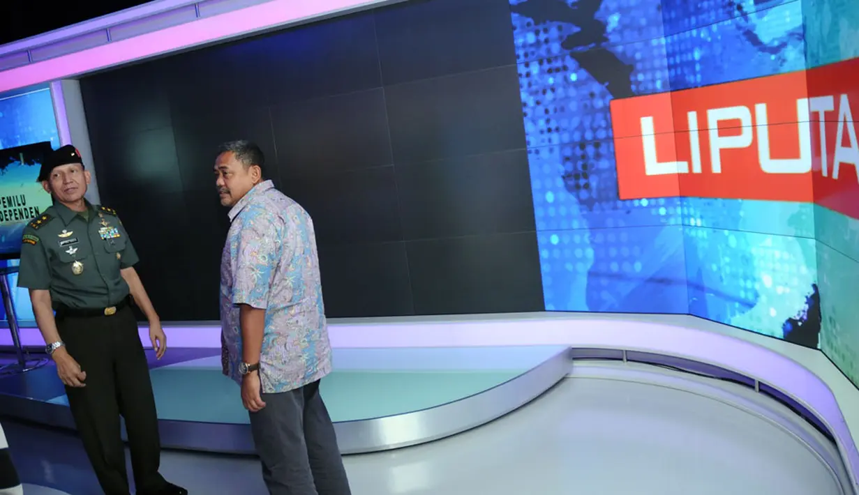 Kapuspen TNI Mayjen M Fuad Basya, juga menyempatkan melihat-lihat studio Liputan6 di SCTV Tower, Jakarta (24/4/2014). (Liputan6.com/Helmi Fithriansyah)