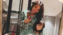 Di sini Gisel dan Gempi kompak mengenakan piyama atau baju tidur kembar. Bernuansa hijau dengan motif bunga tulip berwarna kuning, piyama lengan panjang yang dikenakan keduanya memiliki detail kerah dan kancing. Foto: Instagram.