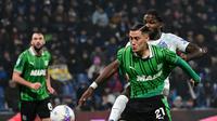 Bek Sassuolo asal Indonesia, Jay Idzes, berduel memperebutkan bola dengan penyerang Inter Milan asal Prancis bernomor 9, Marcus Thuram, dalam pertandingan Serie A Italia antara Sassuolo dan Inter Milan di Stadion Mapei, Reggio Emilia, Italia, pada 8 Februari 2026. (Piero CRUCIATTI / AFP)